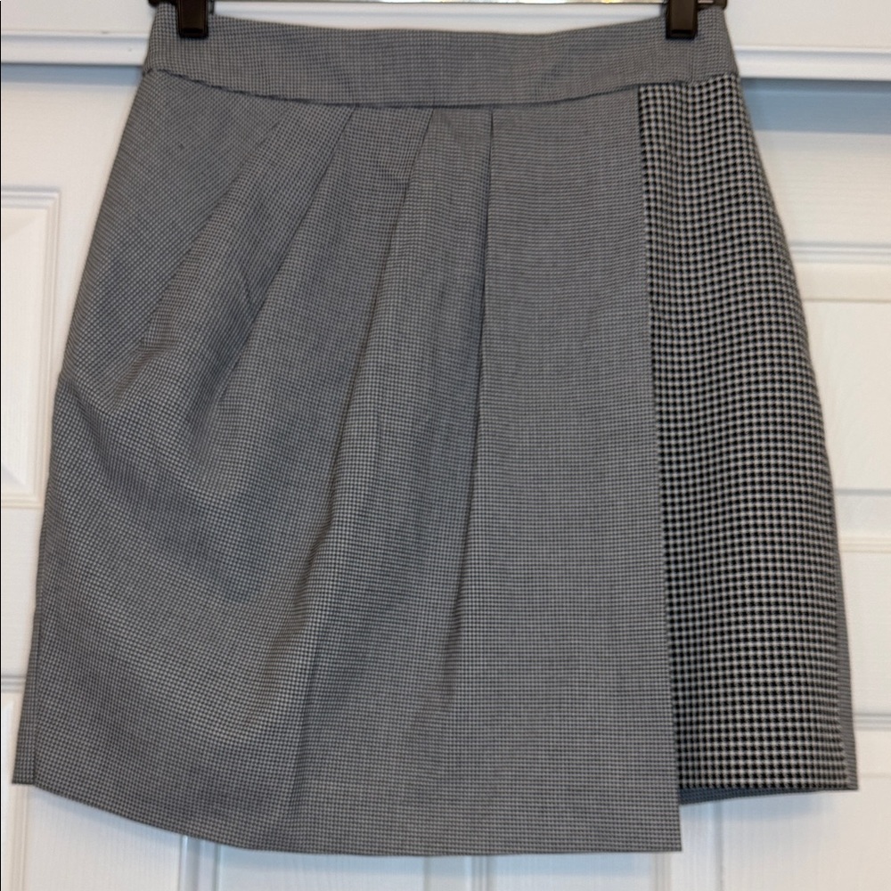 Club Monaco Elegant Gray and Black Asymmetrical Women's Mini Skirt Houndstooth